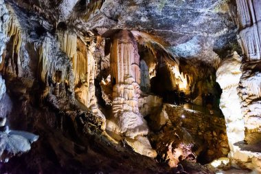 Postojna, Slovenya - 27 Haziran 2023: Slovenya 'nın en çok ziyaret edilen mağarası olan Postojna mağarasını keşfetmek. Binlerce dikit ve sarkıt.