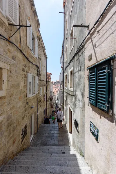 Dubrovnik, Hırvatistan - 03 Ağustos 2023: Hırvatistan 'ın eski Dubrovnik kentinin unesco dünya mirası Stradun Caddesi.