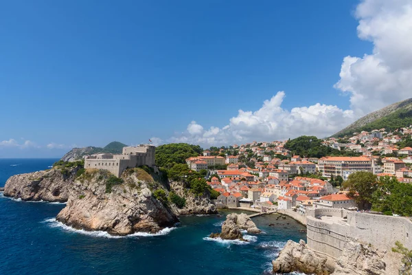 Dubrovnik, Hırvatistan - 03 Ağustos 2023: Ünlü seyahat beldesi Dubrovnik, Dalmaçya, Hırvatistan ve Avrupa 'ya bakın. Eski Dubrovnik kasabası