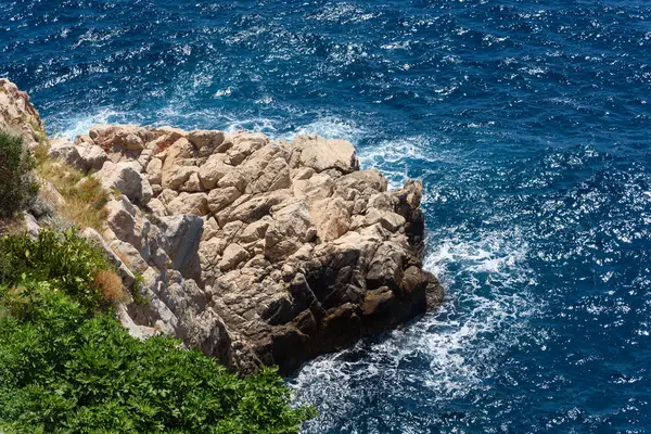 Dubrovnik Kalesi 'nden deniz manzarası ve kayalar