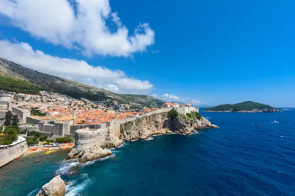 Dubrovnik, Hırvatistan - 03 Ağustos 2023: Ünlü seyahat beldesi Dubrovnik, Dalmaçya, Hırvatistan ve Avrupa 'ya bakın. Eski Dubrovnik kasabası