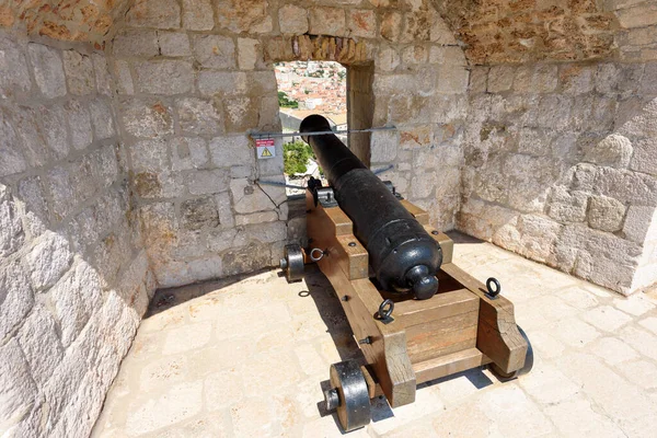 Dubrovnik, Hırvatistan - 03 Ağustos 2023: Dubrovnik şehir duvarlarında top sesleri