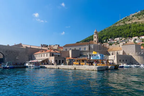 Dubrovnik, Hırvatistan - 03 Ağustos 2023: Ünlü seyahat beldesi Dubrovnik, Dalmaçya, Hırvatistan ve Avrupa 'ya bakın. Eski Dubrovnik kasabası