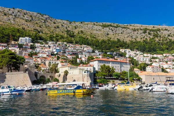 Dubrovnik, Hırvatistan - 03 Ağustos 2023: Ünlü seyahat beldesi Dubrovnik, Dalmaçya, Hırvatistan ve Avrupa 'ya bakın. Eski Dubrovnik kasabası