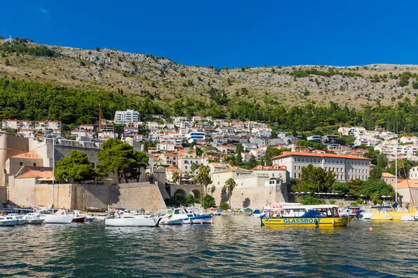 Dubrovnik, Hırvatistan - 03 Ağustos 2023: Ünlü seyahat beldesi Dubrovnik, Dalmaçya, Hırvatistan ve Avrupa 'ya bakın. Eski Dubrovnik kasabası
