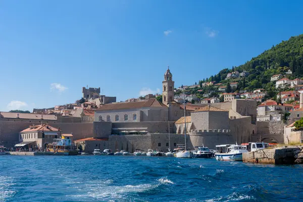 Dubrovnik, Hırvatistan - 03 Ağustos 2023: Ünlü seyahat beldesi Dubrovnik, Dalmaçya, Hırvatistan ve Avrupa 'ya bakın. Eski Dubrovnik kasabası