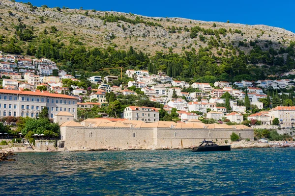 Dubrovnik, Hırvatistan - 03 Ağustos 2023: Ünlü seyahat beldesi Dubrovnik, Dalmaçya, Hırvatistan ve Avrupa 'ya bakın. Eski Dubrovnik kasabası