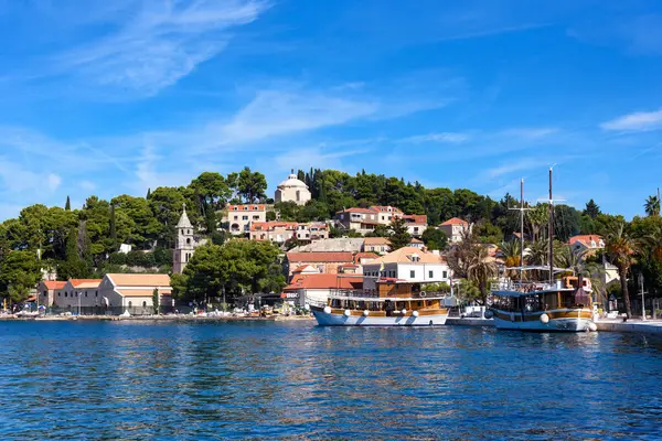 Cavtat, Hırvatistan - 9 Ağustos 2023: Cavtat (Hırvatistan) birçok otel ve restoranı olan popüler bir turizm merkezi. Dalmaçya 'nın güneyindeki güzel Cavtat kasabası