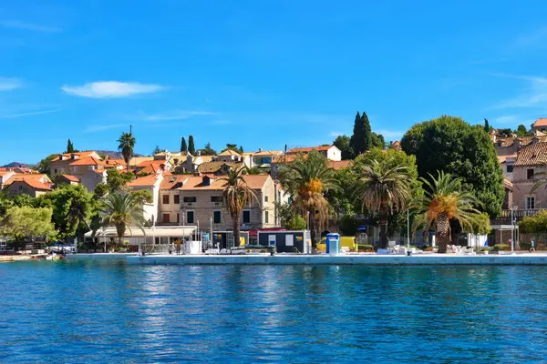 Cavtat, Hırvatistan - 9 Ağustos 2023: Cavtat (Hırvatistan) birçok otel ve restoranı olan popüler bir turizm merkezi. Dalmaçya 'nın güneyindeki güzel Cavtat kasabası