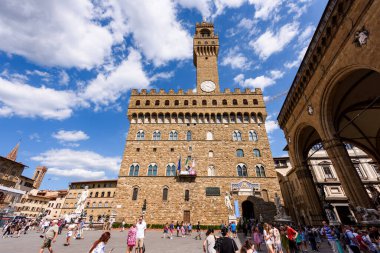 Floransa, İtalya - 28 Haziran 2023: Floransa, İtalya Piazza della Signoria 'dan Palazzo Vechio ile
