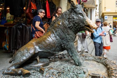 Floransa, İtalya - 28 Haziran 2023: Fontana del Porcellino, Floransa İtalya. Bir turist, Fontana del Porcellino 'da (Piglet Çeşmesi) şans getirmesi için bronz yaban domuzunun burnunu ovuşturur.).