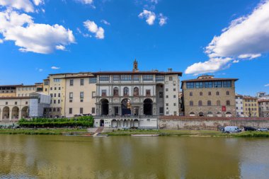 Floransa, İtalya - 28 Haziran 2023: Floransa, İtalya Arno Nehri üzerinde
