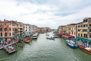 Venedik, İtalya - 30 Haziran 2023: Gondollu Venedik Kanalı, İtalya 