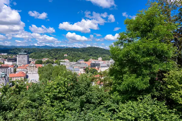 Ljubljana, Slovenya - 27 Haziran 2023: Slovenya 'nın başkenti Ljubljana. Slovenya, Ljubljana 'lı Panorama. Ljubljana Şehir Merkezi 'ne bak