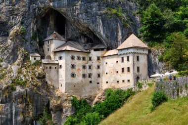 Predjama, Slovenya - 27 Haziran 2023: Slovenya, Avrupa 'daki Predjama Şatosu. Güney Slovenya 'da bir mağara ağzı içine inşa edilen Rönesans kalesi.