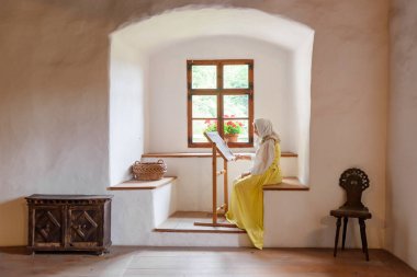 Predjama, Slovenya - 27 Haziran 2023: Slovenya, Avrupa 'daki Predjama Şatosu. Kale içi, eski ekipman ve mobilyalarla dolu bir oda..