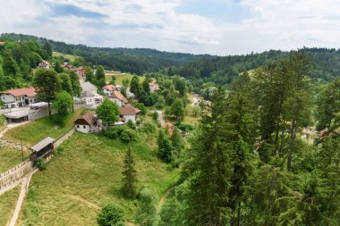 Predjama, Slovenya - 27 Haziran 2023: Slovenya, Avrupa 'daki Predjama Şatosu. Güney Slovenya 'da bir mağara ağzı içine inşa edilen Rönesans kalesi.