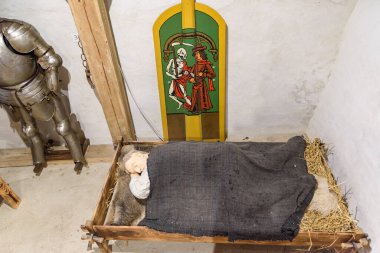 Predjama, Slovenya - 27 Haziran 2023: Slovenya, Avrupa 'daki Predjama Şatosu. Kale içi, eski ekipman ve mobilyalarla dolu bir oda..