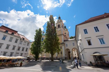 Ljubljana, Slovenya - 27 Haziran 2023: Güzel kalabalık şehir Ljubljana.