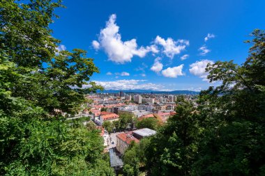 Ljubljana, Slovenya - 27 Haziran 2023: Güzel kalabalık şehir Ljubljana.