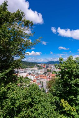 Ljubljana, Slovenya - 27 Haziran 2023: Güzel kalabalık şehir Ljubljana.