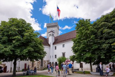 Ljubljana, Slovenya - 27 Haziran 2023: Ljubljana şatosu Slovenya 'nın başkentinin en büyük ve en çok ziyaret edilen kalesidir. Ljubljana Şatosu (Slovence: Ljubljanski mezunu) 