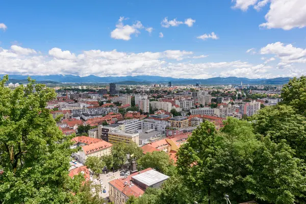 Ljubljana, Slovenya - 27 Haziran 2023: Güzel kalabalık şehir Ljubljana.
