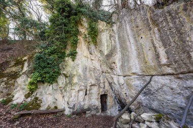 Fruska Gora, Sırbistan - 17 Şubat 2024: Kayaya oyulmuş dini bir yer. Isaiah Parivodskog (Rakovacka isposnica: Sırpça).