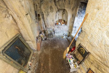 Fruska Gora, Sırbistan - 17 Şubat 2024: Kayaya oyulmuş dini bir yer. Isaiah Parivodskog (Rakovacka isposnica: Sırpça).