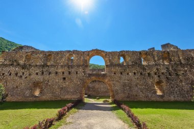 Despotovac, Sırbistan - 2 Mayıs 2024: Manasija manastırı, Sumadija ve Batı Sırbistan 'daki ortaçağ binaları. Sırbistan 'ın Despotovac kenti yakınlarındaki Manastır, 15. yüzyılda inşa edildi.