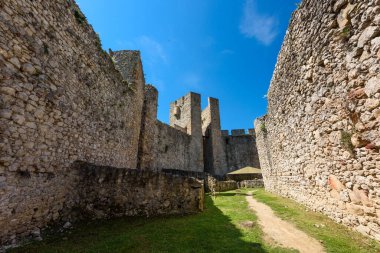 Despotovac, Sırbistan - 2 Mayıs 2024: Manasija manastırı, Sumadija ve Batı Sırbistan 'daki ortaçağ binaları. Sırbistan 'ın Despotovac kenti yakınlarındaki Manastır, 15. yüzyılda inşa edildi.