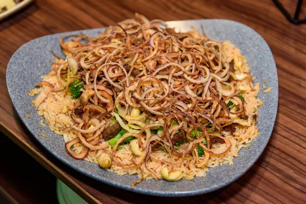 Pirinç ve soğanlı çıtır biftek.