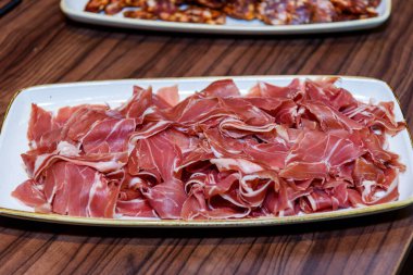 tatlı bir plaka ile İspanyol serrano jambonu