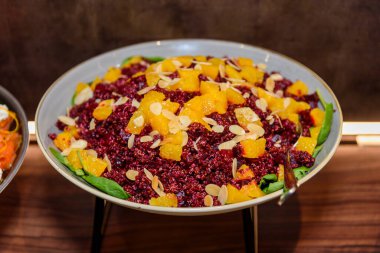 Kızarmış kırmızı pancar, portakal ve nar ile kinoa salatası.