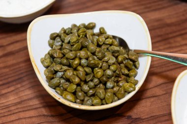 Kase ve lezzetli turşu kapari.