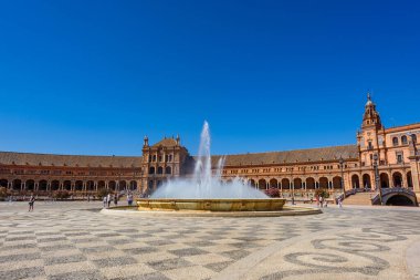 Sevilla, İspanya - 01 Ağustos 2024: Sevilla, Endülüs 'te Plaza de Espana. Espana Plaza de Espana, İspanya 'nın Seville kentinde 1928 yılında inşa edilen bir plazadır..