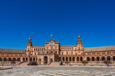 Sevilla, İspanya - 01 Ağustos 2024: Sevilla, Endülüs 'te Plaza de Espana. Espana Plaza de Espana, İspanya 'nın Seville kentinde 1928 yılında inşa edilen bir plazadır..