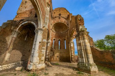 Araa (Macarca: Aracs), Sırbistan 'ın Novi Beej kentinde yaklaşık 12 km' lik bir Romen harabesidir..