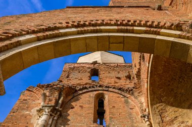 Araa (Macarca: Aracs), Sırbistan 'ın Novi Beej kentinde yaklaşık 12 km' lik bir Romen harabesidir..