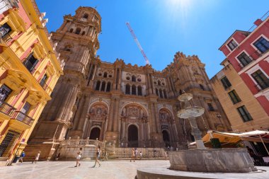 Malaga, İspanya - 06 Ağustos 2024: Malaga Katedrali veya Santa Iglesia Katedrali Baslica de la Encarnacin, ikonik bir ulusal simge, 16. yüzyıl barok cephesi