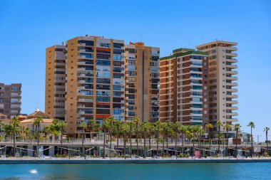 Malaga, İspanya - 06 Ağustos 2024: Palmeral de las Sorpresas limanında geziniyor. Malaga, Endülüs