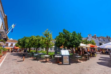 Marbella, İspanya - 03 Ağustos 2024: Marbella 'nın eski merkezindeki Plaza de los Naranjos meydanında teras ve restoranlarla dolu samimi bir meydan. 