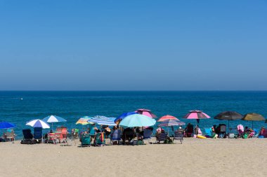 Gibratlar, İspanya - 03 Ağustos 2024: Güney İspanya 'nın Akdeniz kıyısında görülen ünlü Cebelitarık Kayası. Cebelitarık Körfezi