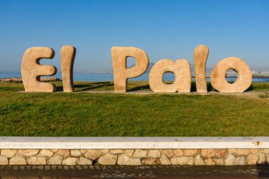 Malaga, İspanya - 06 Ağustos 2024: Playa El Palo Sahili - Malaga, Endülüs, İspanya. Playa El Palo Plajı Tabelası