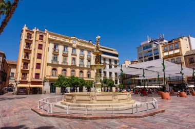 Malaga, İspanya - 06 Ağustos 2024: Mlaga şehrinin ana meydanı (Plaza de la Constitucion).