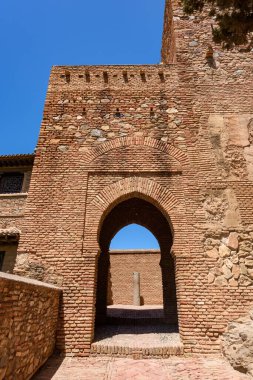 Malaga, İspanya - 06 Ağustos 2024: Malaga, İspanya 'daki Alcazaba bahçelerine giriş.