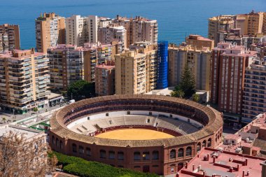 Malaga, İspanya - 06 Ağustos 2024: Plaza de Toros La Malagueta (Bullring) - Malaga, Endülüs, İspanya. La Malagueta boğa güreşi Gibralfaro bakış açısından