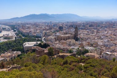Malaga, İspanya - 06 Ağustos 2024: Malaga Katedrali ve Enkarnasyon Katedrali, Endülüs 'ün Malaga kentindeki Gibralfaro Kalesi' nden. İspanya