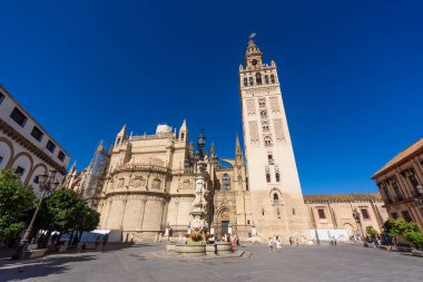 Seville, İspanya - 01 Ağustos 2024: Sevilla Katedrali (Katedral de Santa Maria de la Sede), İspanya, Endülüs 'te Gotik stil mimarisi. İspanya, Sevilla 'nın tarihi binaları ve anıtları.
