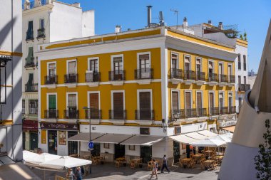 Seville, İspanya - 01 Ağustos 2024: Seville, İspanya 'nın eski kentinin sokaklarında yürümek.